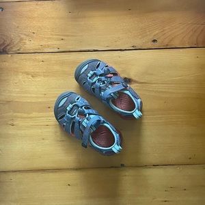 Keen size 8 kids hiking sandals